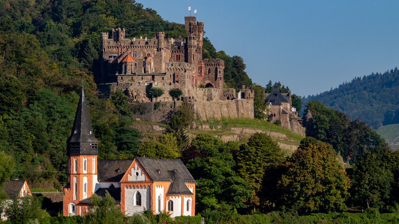 Château et église contre les arbres