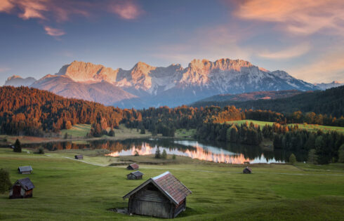 Niché entre Munich et Innsbruck se trouve la ville alpine de l'Allemagne avec des prairies de montagne et des ruisseaux glaciaires