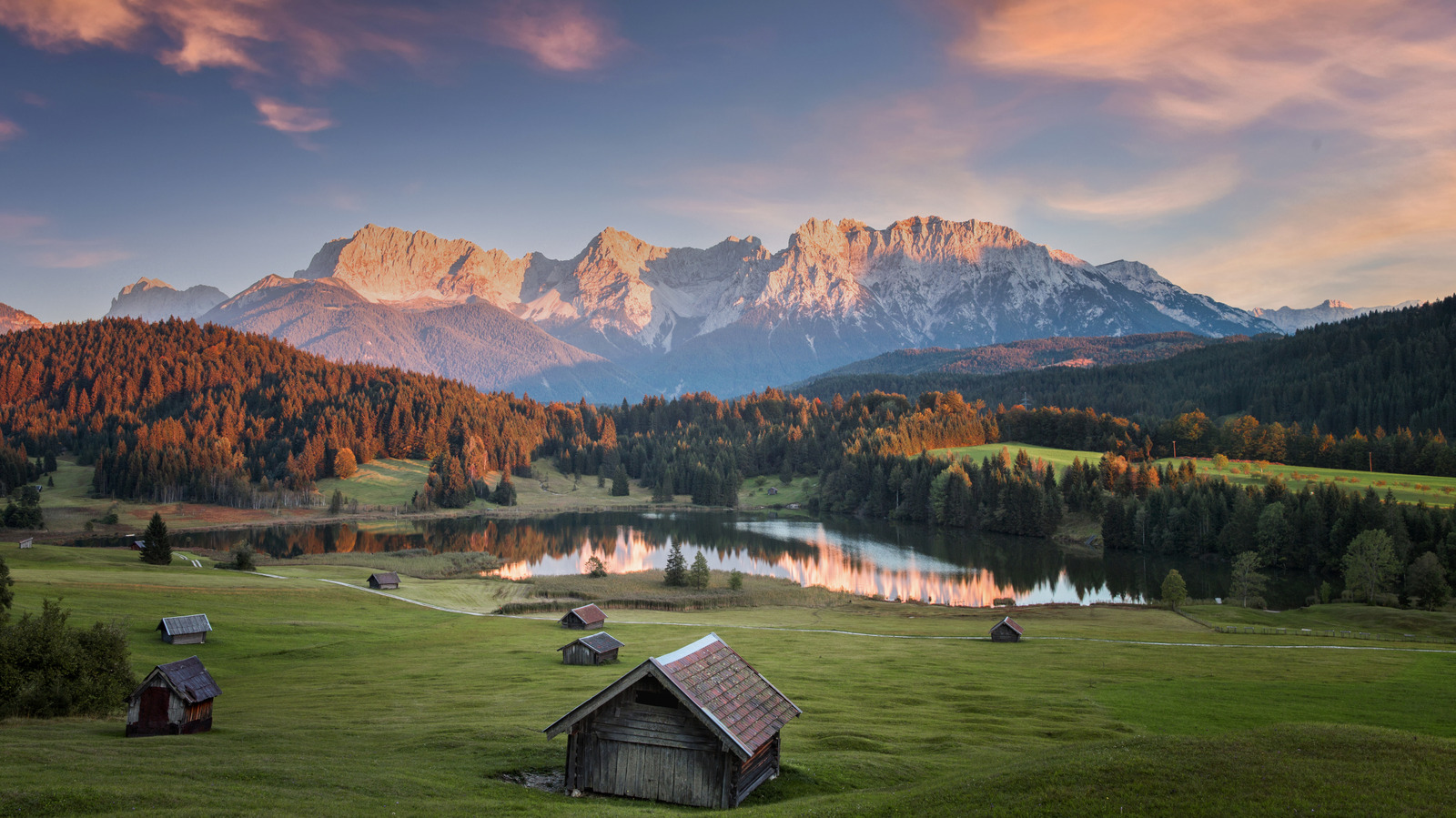 Niché entre Munich et Innsbruck se trouve la ville alpine de l'Allemagne avec des prairies de montagne et des ruisseaux glaciaires