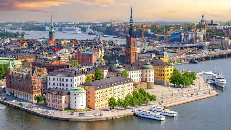 La vieille ville vibrante de Stockholm entourée d'eau