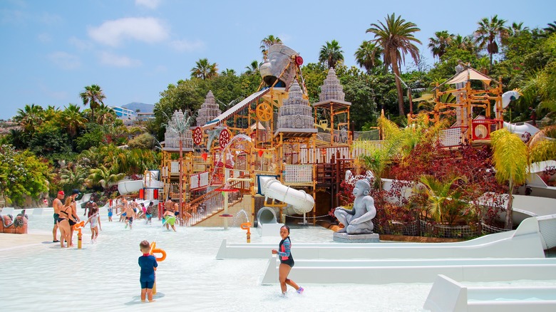 Enfants jouant dans une aire de jeux d'eau à Siam Park