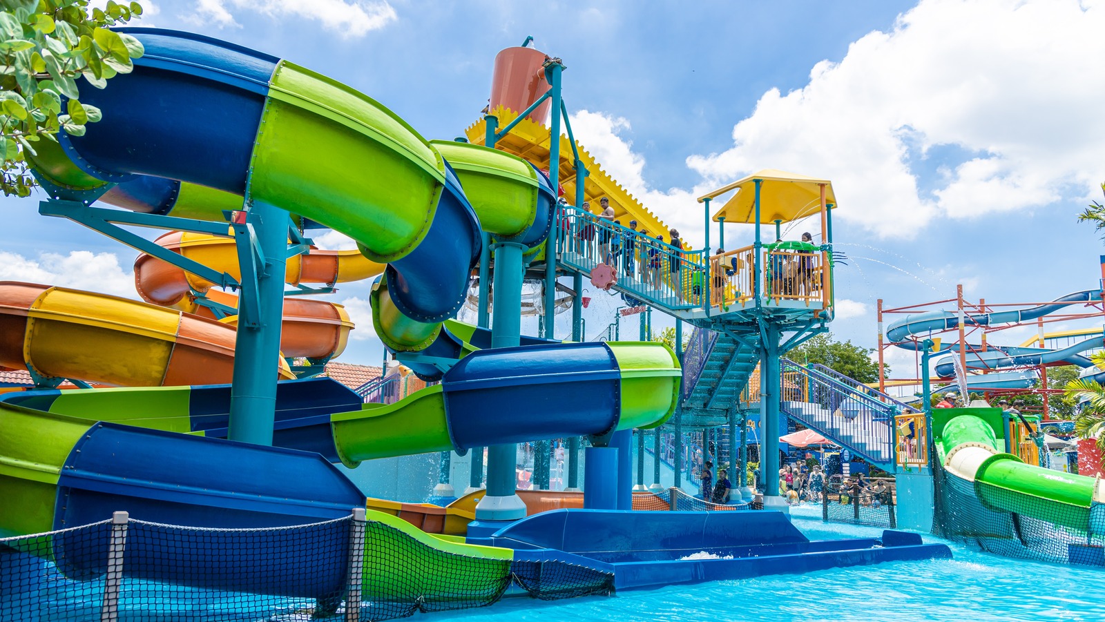 Le plus grand parc aquatique d'Europe est si bondé que les touristes l'appellent «amusant de détruire»