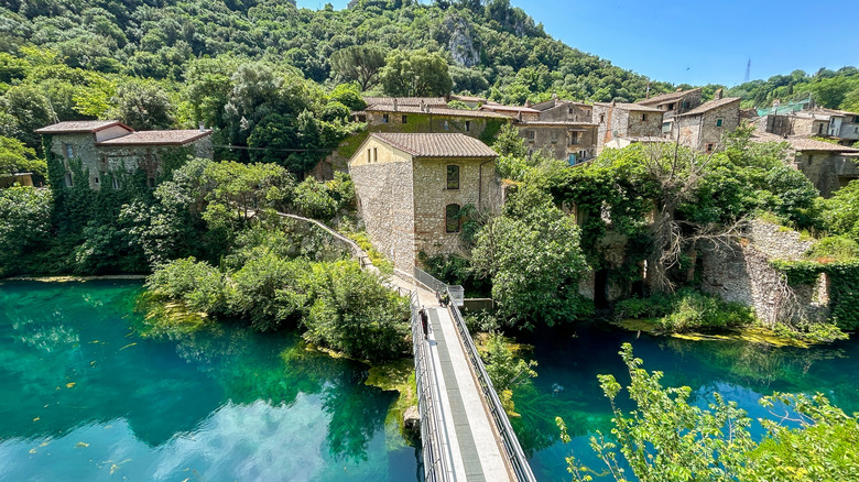 Vue panoramique du village médiéval de Stifone et pont sur la rivière Nera en Ombrie, en Italie