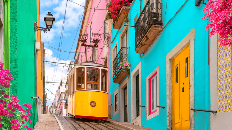 Image du tramway jaune d'Elevador Da Bica et des bâtiments colorés à Rua da Bica