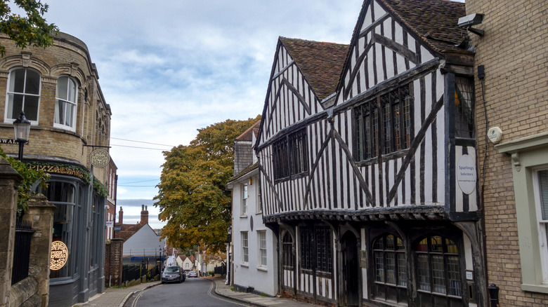 En regardant dans la rue étroite du quartier néerlandais de Colchester