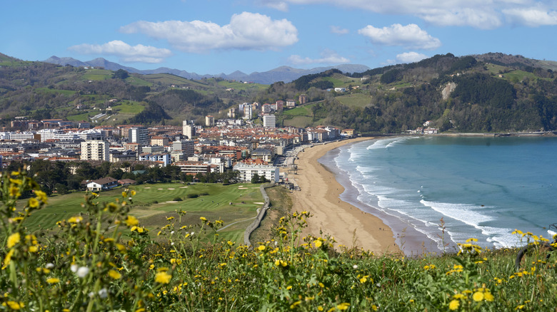 Une vue sur la plage de Zarautz et la colline
