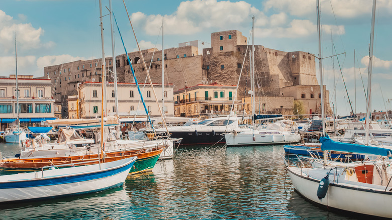 Le port de Naples plein de voiliers devant le castel dell'ovo, Italie