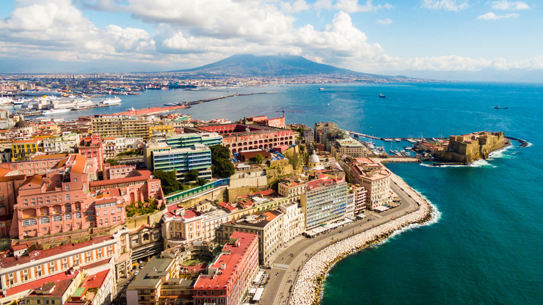Le littoral de Naples, avec le Castel dell'ovo, dans le contexte du mont Vésuve, en Italie