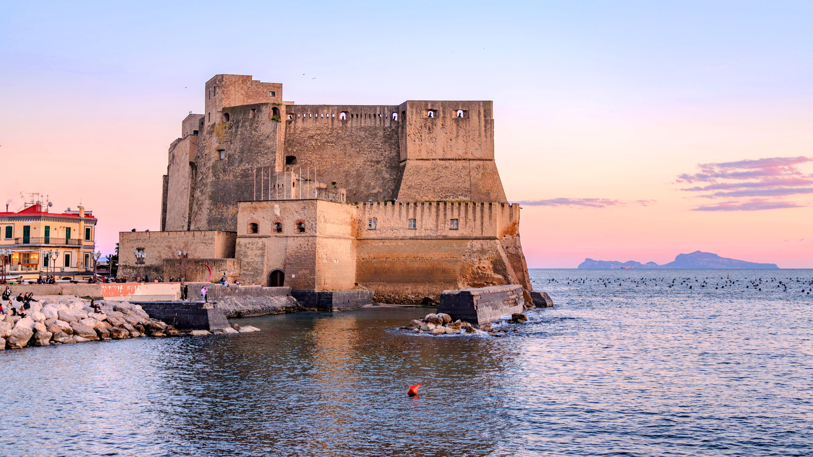 L'un des plus anciens châteaux d'Italie est une beauté historique digne d'une carte postale avec un nom inhabituel
