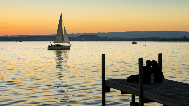 Un voilier sur le lac au coucher du soleil, Zug, Suisse