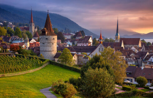 Cette ville au bord du lac en Suisse pourrait être la destination du coucher de soleil la plus négligé d'Europe