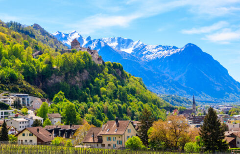 L'un des pays les moins visités d'Europe est une évasion royale alpine des vignobles, des châteaux et de l'art