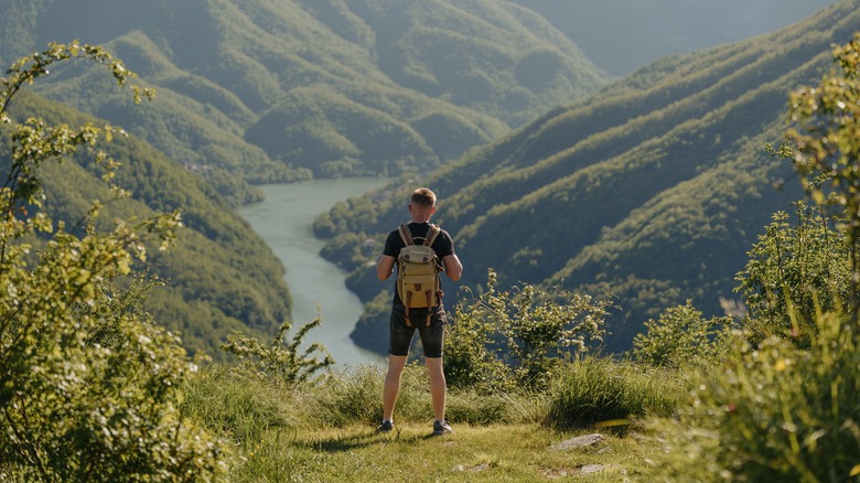 Un randonneur regarde les vallées vertes des Alpes Apuan