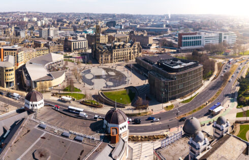 Situé juste à l'extérieur de Leeds se trouve la ville anglaise pittoresque connue pour ses musées et son centre-ville dynamique