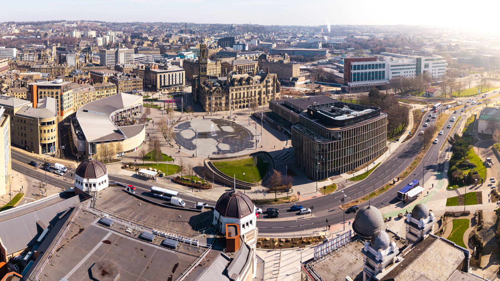 Situé juste à l'extérieur de Leeds se trouve la ville anglaise pittoresque connue pour ses musées et son centre-ville dynamique