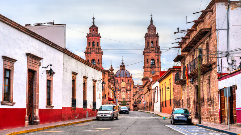 rue à Morelia avec cathédrale