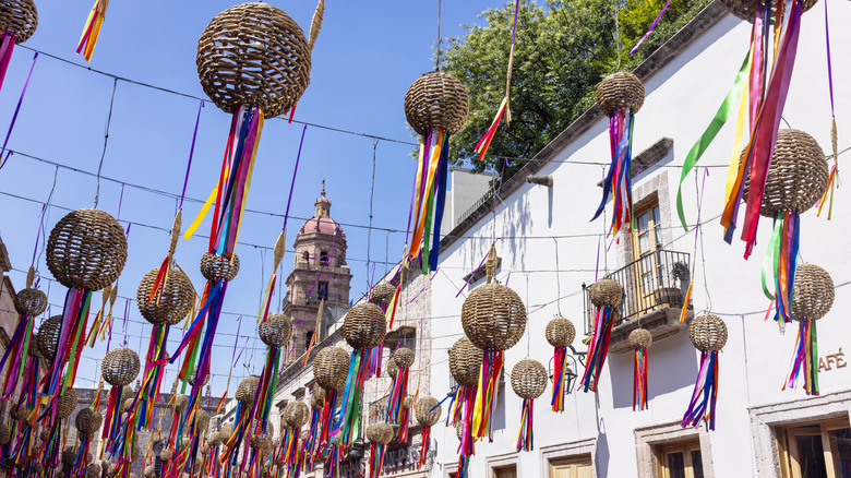 Bâtiment à Morelia, Mexique avec des ornements colorés