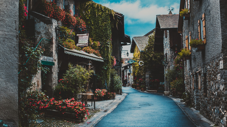 Bâtiments médiévaux et rues pavées à Yvoire