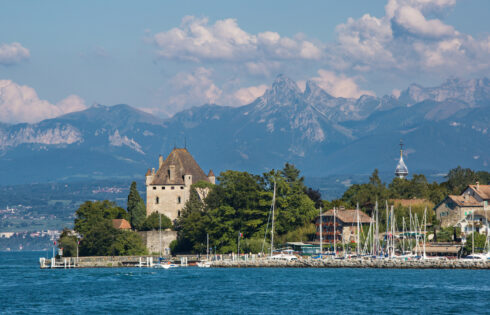 Niché entre Genève et Berne se trouve la ville de France FanyTale Lakeside avec des maisons pastel et un charme médiéval