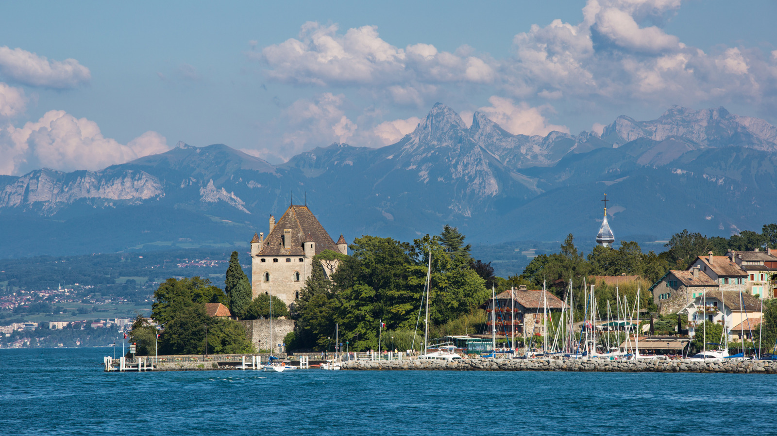 Niché entre Genève et Berne se trouve la ville de France FanyTale Lakeside avec des maisons pastel et un charme médiéval