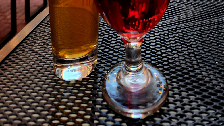 Deux boissons sur une table de patio en plein air