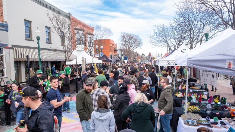 Une foule de personnes est représentée dans un marché fermier à Arvada
