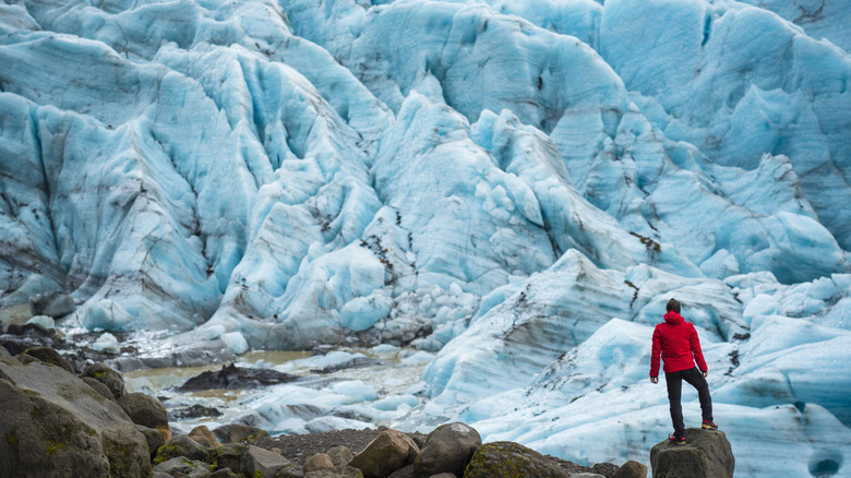 Randonneur debout le long du bord de Vatnajökull