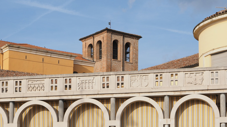 Cellomoteur roman à l'arrière-plan d'une colonnade moderne à Tresigallo, Italie