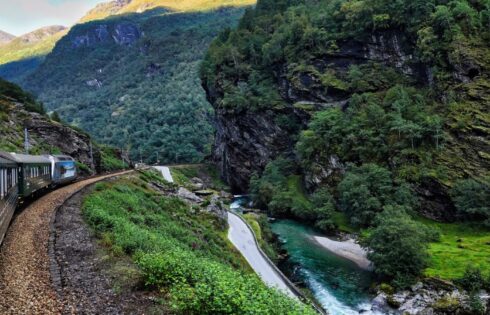 Situé entre Oslo et Bergen est un village de fjord norvégien avec l'un des chemins de fer les plus raides du monde