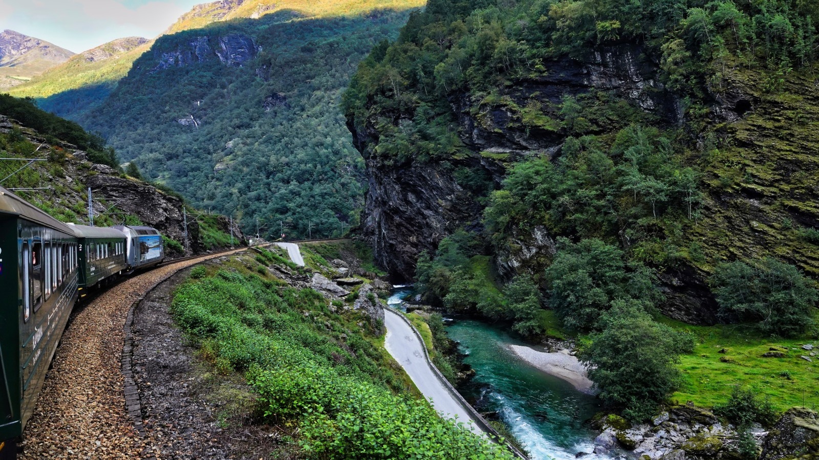 Situé entre Oslo et Bergen est un village de fjord norvégien avec l'un des chemins de fer les plus raides du monde