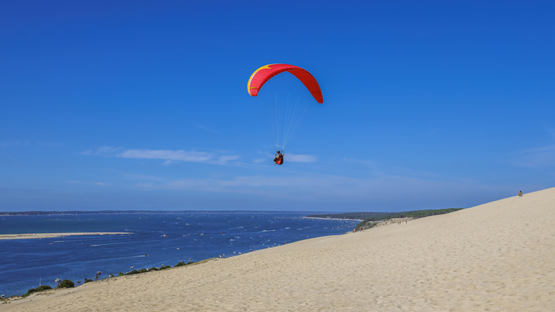 Personne parapente sur la dune du Pilat