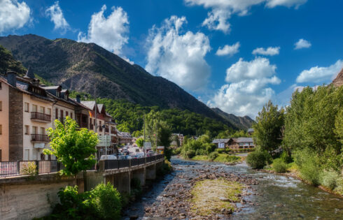 Niché entre Barcelone et Bordeaux se trouve le village de Sun-Sun-Sun avec des vues panoramiques sur le canyon