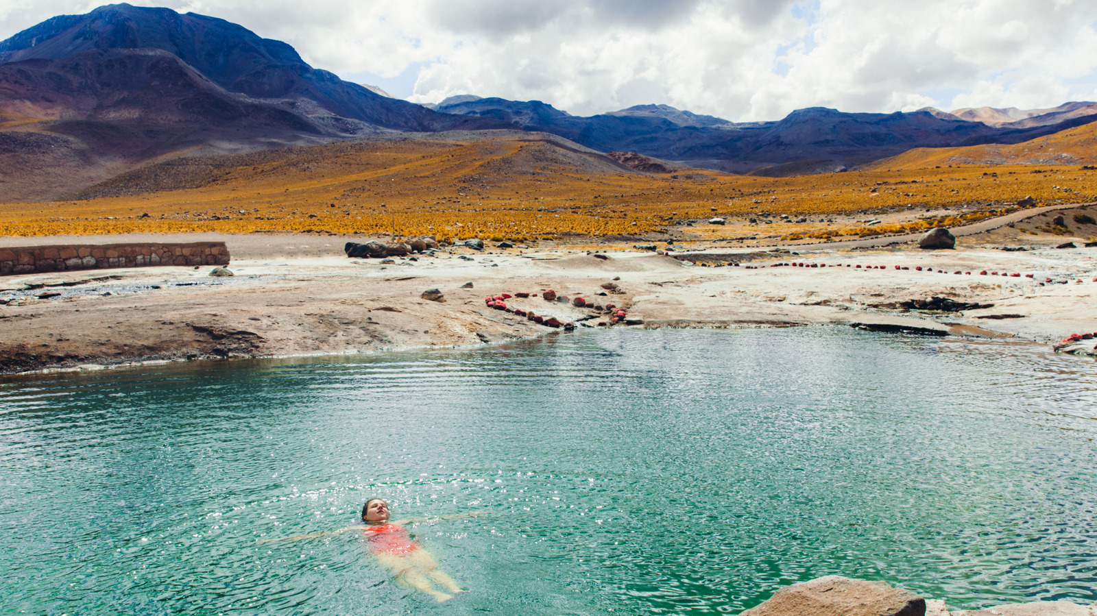 Faire tremper des sources chaudes fumantes avec de superbes vues du désert d'Atacama dans cette destination chilienne rarement visitée