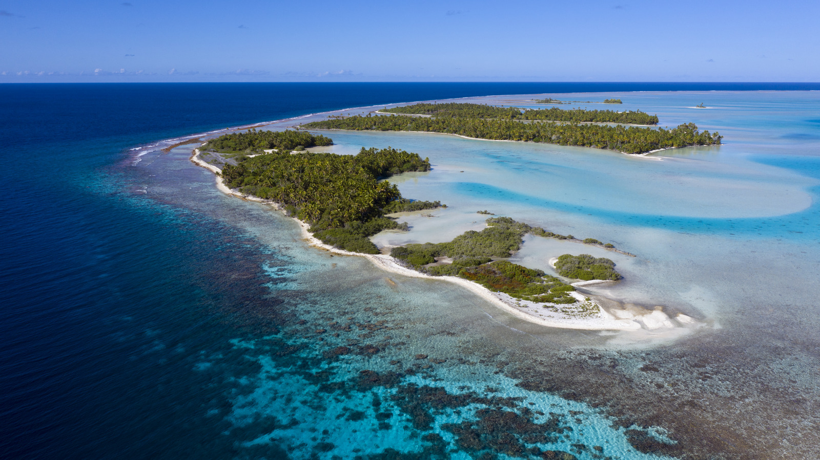 Les lagunes tranquilles, la vie marine vibrante et les sables roses créent de la magie dans ce paradis de l'île polynésienne