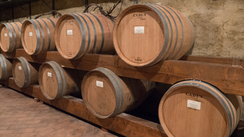 Barils de vin dans une cave à Montevecchia, en Italie