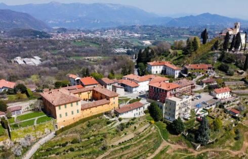 Niché entre Milan et le lac Como se trouve le village médiéval d'Italie avec des sentiers et du fromage incroyables