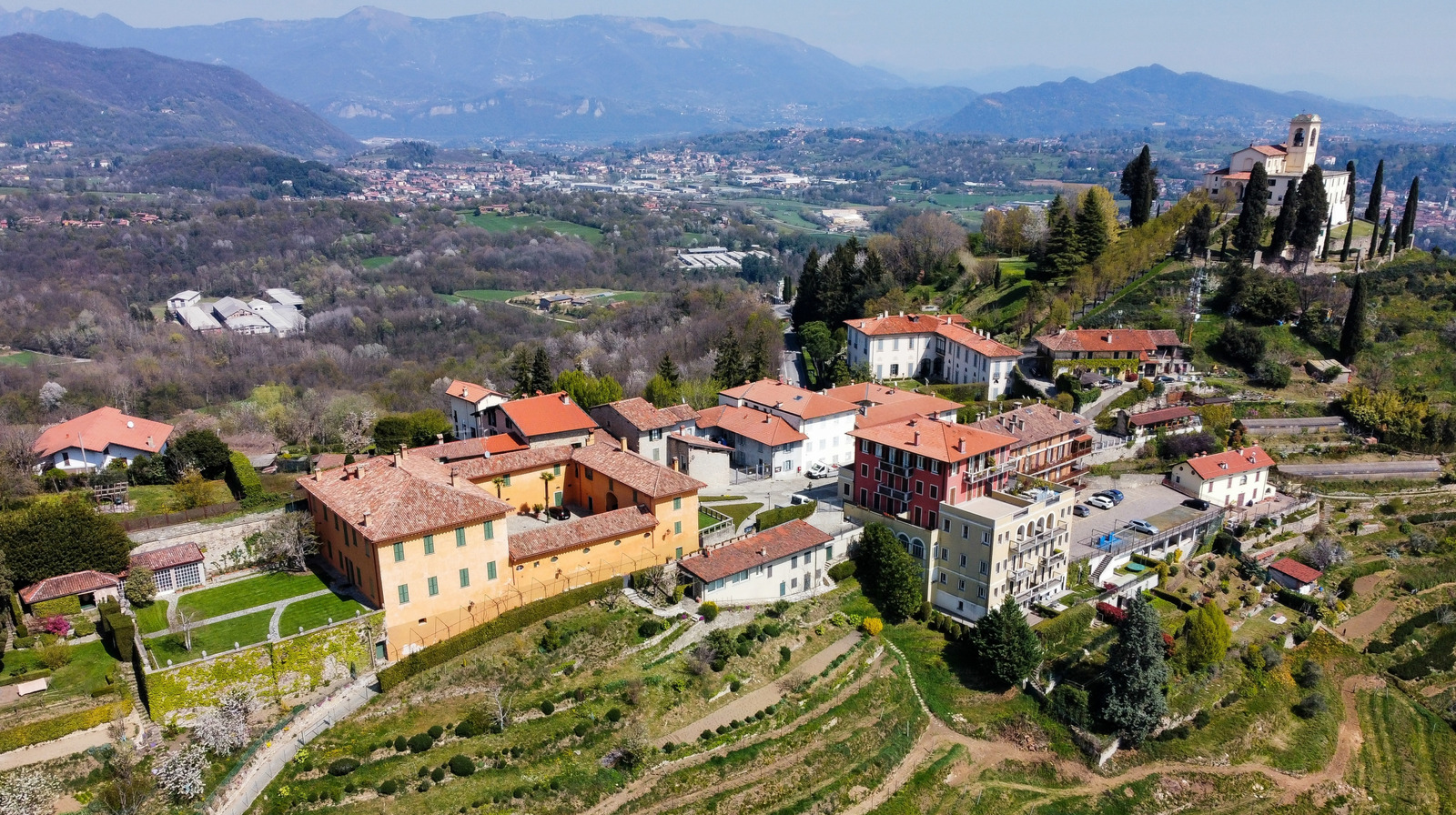 Niché entre Milan et le lac Como se trouve le village médiéval d'Italie avec des sentiers et du fromage incroyables