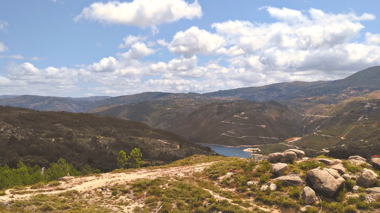 Vue sur les collines vertes, les rochers et un lac près de Fafião, Portugal