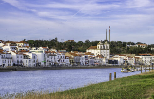 Niché dans le sud du Portugal au sud du Portugal est une ville fluviale rêveuse avec des fruits de mer, des olive-bosquets et un calme pavé