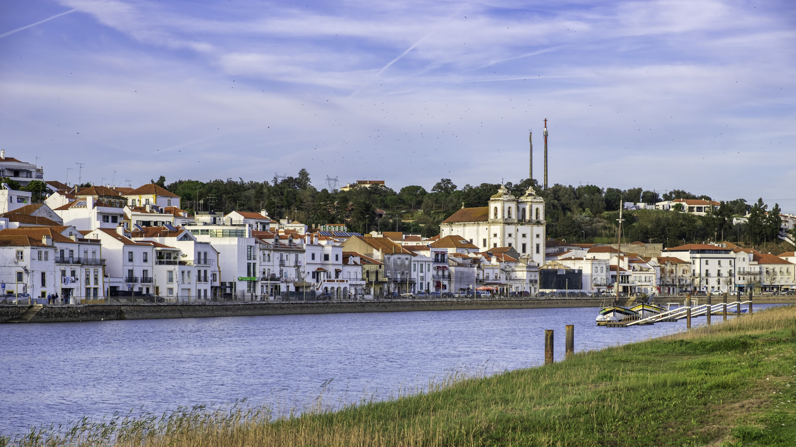 Niché dans le sud du Portugal au sud du Portugal est une ville fluviale rêveuse avec des fruits de mer, des olive-bosquets et un calme pavé
