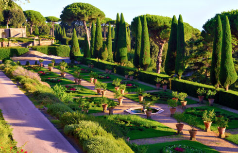 La résidence estivale du pape est une ville de jardins et de palais italienne de colline appelée «paradis méditerranéen»