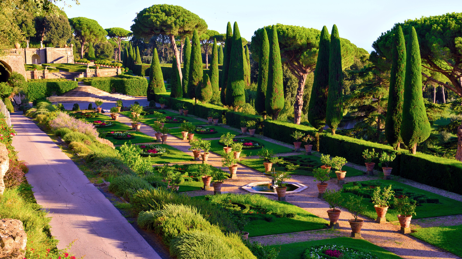 La résidence estivale du pape est une ville de jardins et de palais italienne de colline appelée «paradis méditerranéen»