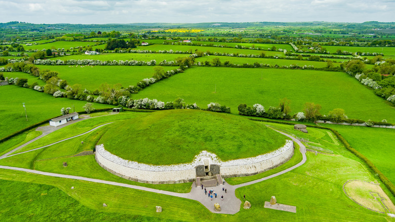 Une vue aérienne de Newgrange Passage Tomb en Irlande