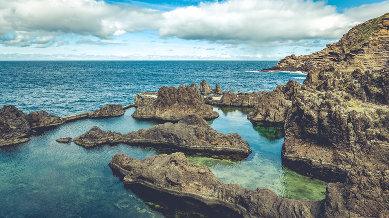 Les piscines naturelles bleu turquoise à Porto Moniz