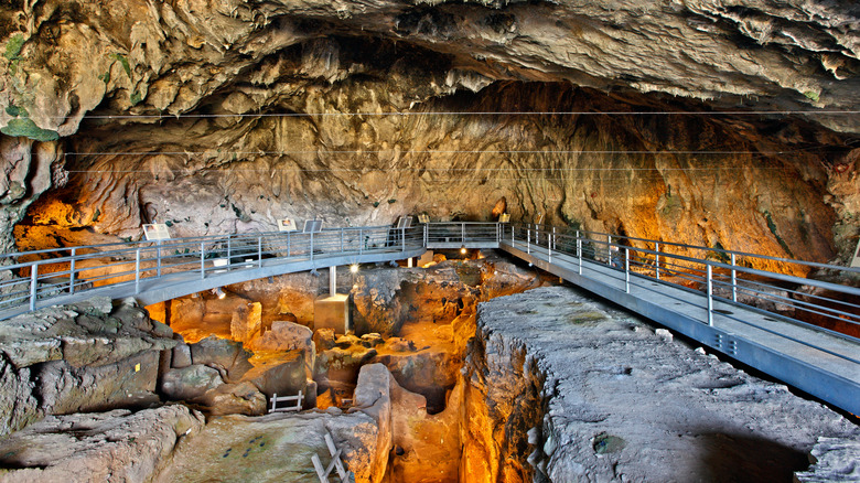 THEOPATRA Cave en Grèce