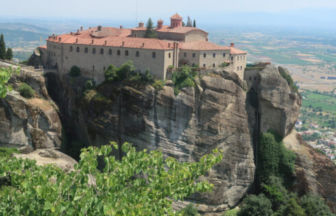 Situé entre Athènes et Thessaloniki se trouve la ville de montagne de la Grèce avec des falaises imposantes et de superbes églises
