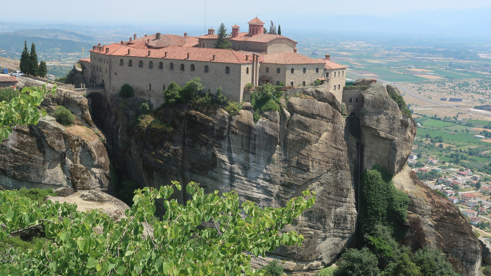 Situé entre Athènes et Thessaloniki se trouve la ville de montagne de la Grèce avec des falaises imposantes et de superbes églises