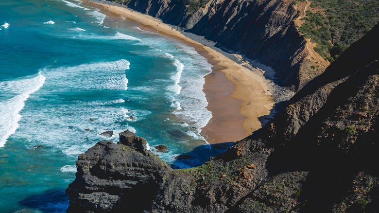 Des vagues s'écraser sur la plage d'Arrifana Beach