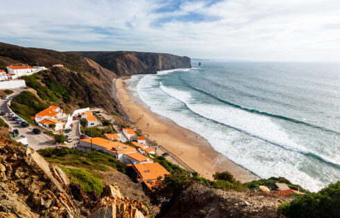 La superbe plage du drapeau bleu du Portugal possède de belles eaux, la natation immaculée et le surf génial