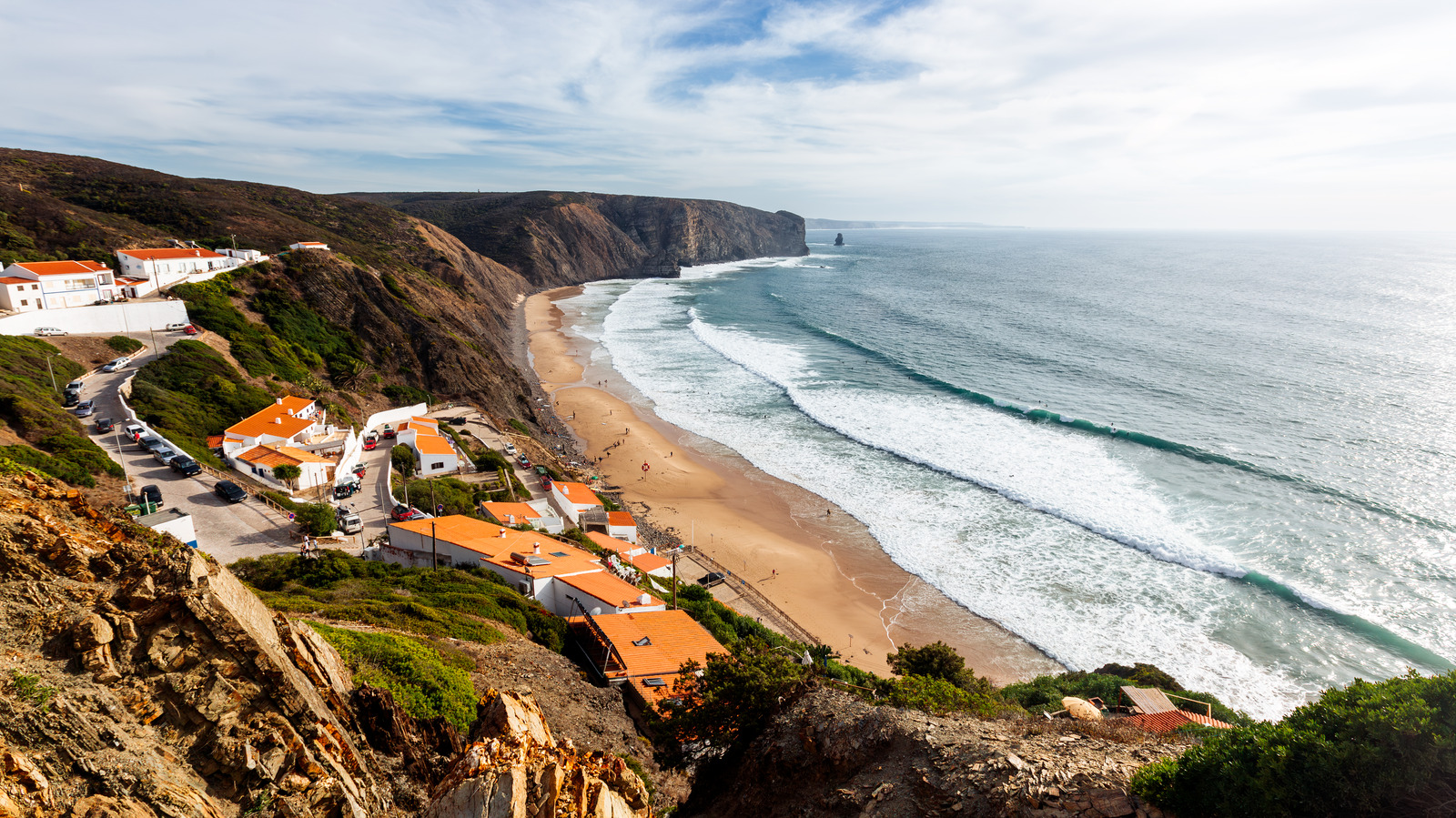 La superbe plage du drapeau bleu du Portugal possède de belles eaux, la natation immaculée et le surf génial